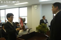 優勝カップを受け取った優勝した豊巻亮さん