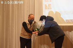3月で退職する田中弘祐氏に花束が贈られた