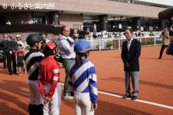 スタート前にはJRA元騎手の岡部幸雄さんから激励を受けた