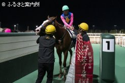 迎えた厩舎スタッフと握手を交わす服部騎手