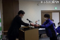安藤士郎場長は各部門の受賞者を表彰した