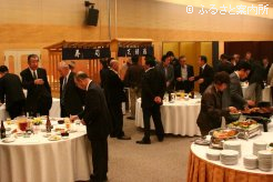 懇親会では親交を深めた