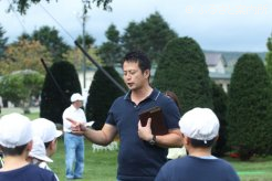 案内役を買って出た矢野亨憲さん