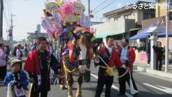 華やかに着飾ったシャンシャン馬