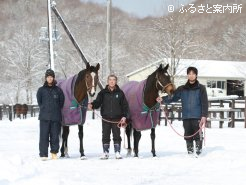 レディブラッサム、同週に産駒が新馬勝ちを決めたレディパステルと一緒に記念撮影