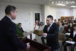 総合優勝のトロフィーを受け取る大東正史さん。貫禄の3連覇を達成