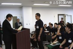 伊藤理事長から修了証書と記念品の授与