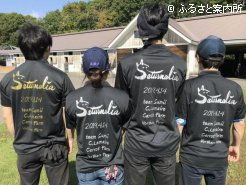厩舎で製作したポロシャツだが、題字のデザインをしたのは、習字の師範の資格を持つ伊藤厩舎長の奥さん