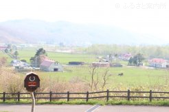 スタンプハウスと牧場風景を見下ろす展望台