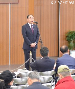 挨拶する井上担当理事