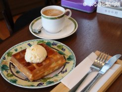 軽食・喫茶コーナーの新メニュー「ワッフルのアイスクリーム添え」