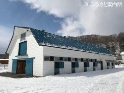 本場の厩舎。例年にない積雪量となっている今シーズンの日高地方。牧場は除雪作業に追われる。
