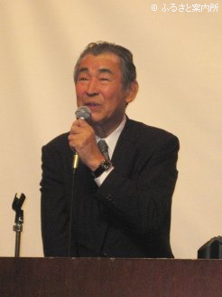 懇談会に先立ち挨拶する岩本允会長