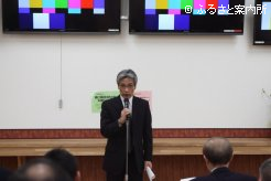 完成を祝う大野克之北海道農政部競馬事業室参事