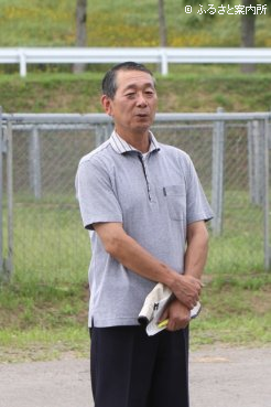 挨拶する高松勝憲日高育成牧場長
