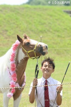 白い歯を見せて挨拶するポニーのテリー