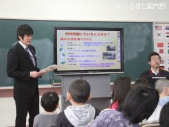 教壇に立つ宮澤和貴獣医師
