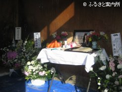 馬房に設けられた祭壇と献花台