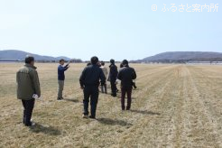 直線2000m芝馬場の感触を確かめるツアー一行