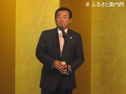 立食懇談会で乾杯の音頭を取る宮永雅己副会長