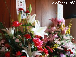 ご自宅には沢山のお祝いの花が届けられた