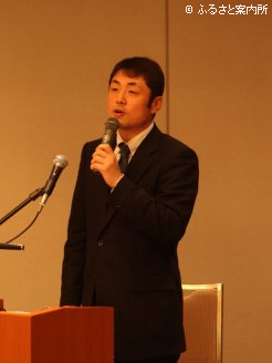 講演に先立ち挨拶する三好直樹日本軽種馬青年部連絡協議会会長