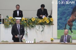 あいさつする山内市場長