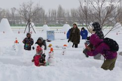 制作した雪だるまの前で、はいポーズ