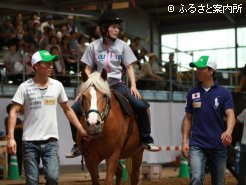 乗馬の効用に関する実験に協力する荻野琢真騎手、北村宏司騎手