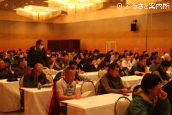 悪天候の中、300名が出席した講演会