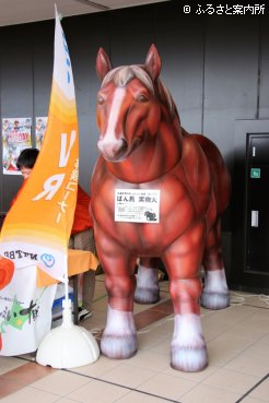 さわり心地もいい？実物大のばんば像