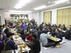 祝勝会には約50人が集まった