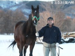 牧場期待の繁殖牝馬シルクシャープネスと中地義次さん