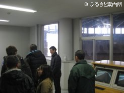 BTC調教場の施設を見学するツアー一行