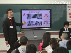 教壇に立つ山口俊昭次長