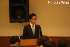 主催者を代表して挨拶する胆振軽種馬農業協同組合青年部の上水厚部長