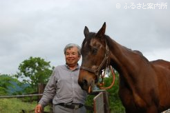 カツゲキキトキトの生産者・朝野勝洋さんと、功労馬として朝野牧場で過ごすチェリーコウマン