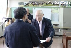 表彰状を受け取る仲野さん（最優秀賞）