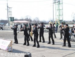 ばんえい記念デーの場内イベントで音楽パフォーマンスを披露した池田高校吹奏楽部