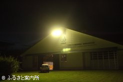 照明で照らされた日本軽種馬協会胆振輸出検疫施設