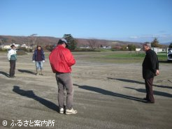 生産者たちに感謝の気持ちを伝える青田郁夫東京都馬主会常務理事(写真右)