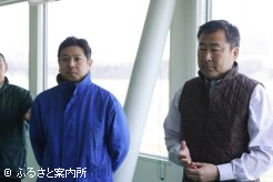 BTC調教場利用者を代表してツアー参加者の質問に答えた谷川彰久さんと荻野豊さん(写真左から)