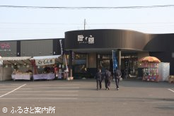 会場前には焼鳥、お好み焼きなどの屋台が並んだ