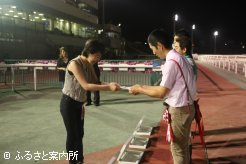 ツアー参加者が協賛レースのプレゼンターを務めた
