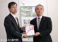 目録を贈呈した小林常務理事(左)と和田理事長