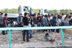 この日はダートコースも開放され、砂を持ち帰るための小瓶も渡された