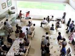 デュオコンサートに先立って行われた「おいしい紅茶のいれ方セレモニー」