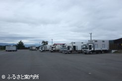 北海道市場の馬積み下ろし場に集まった馬運車