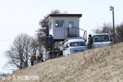 撮影を見守る上場予定馬の関係者たち