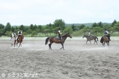 開講4か月目に入り屋外で研修を受ける第35期生たち